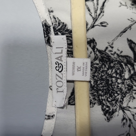 Roz & Ali Women's Floral Black & Ivory Cream Short Sleeve Ruffle Blouse - Picture 3 of 8